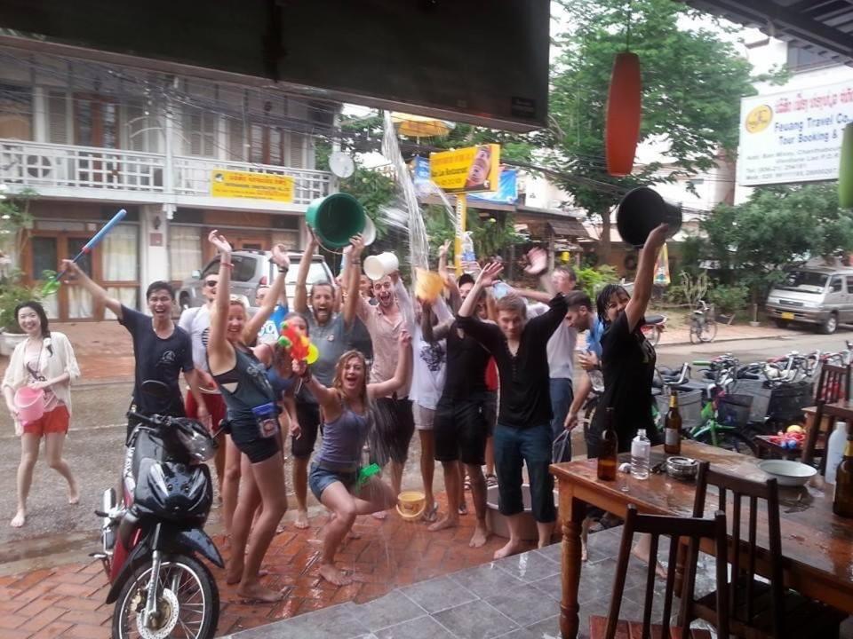 Lucky Backpacker Hostel Вьентьян Экстерьер фото