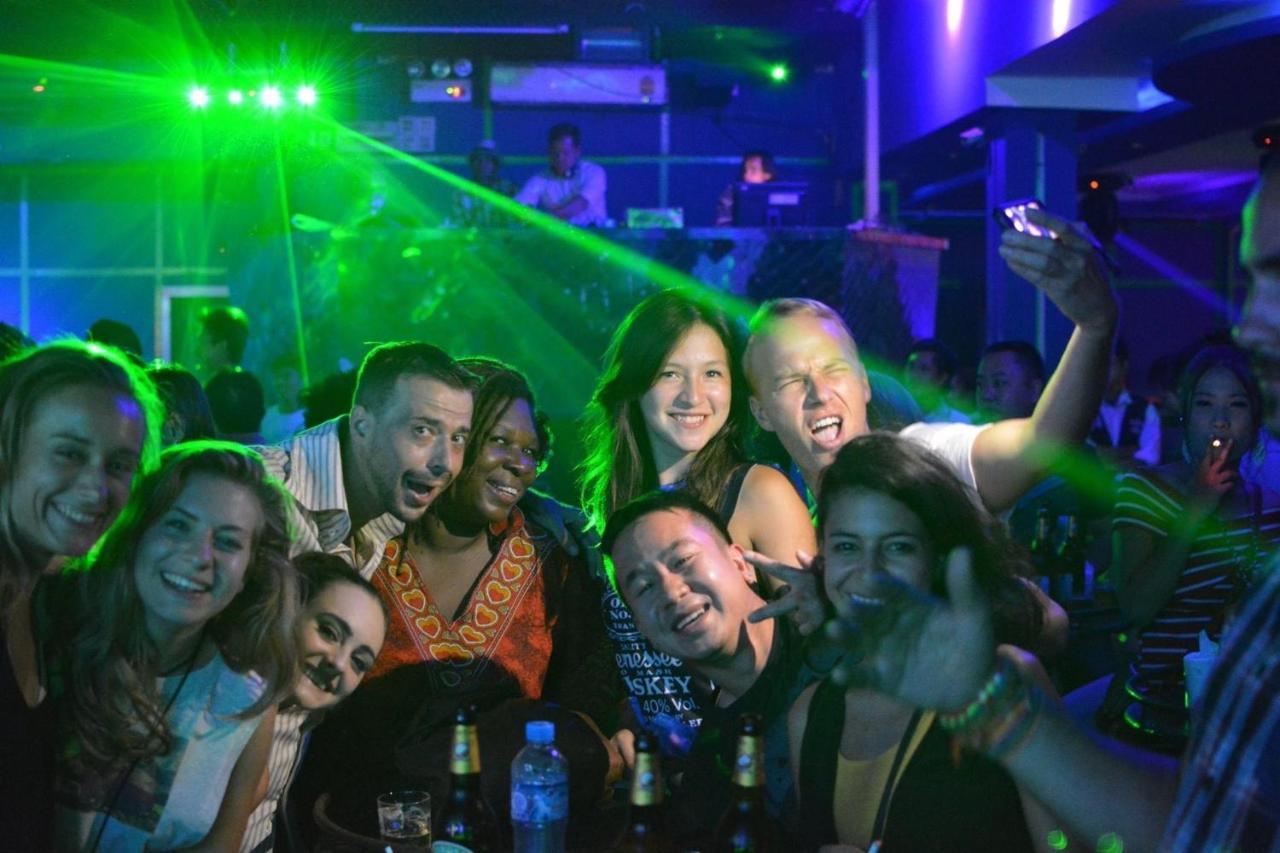 Lucky Backpacker Hostel Вьентьян Экстерьер фото