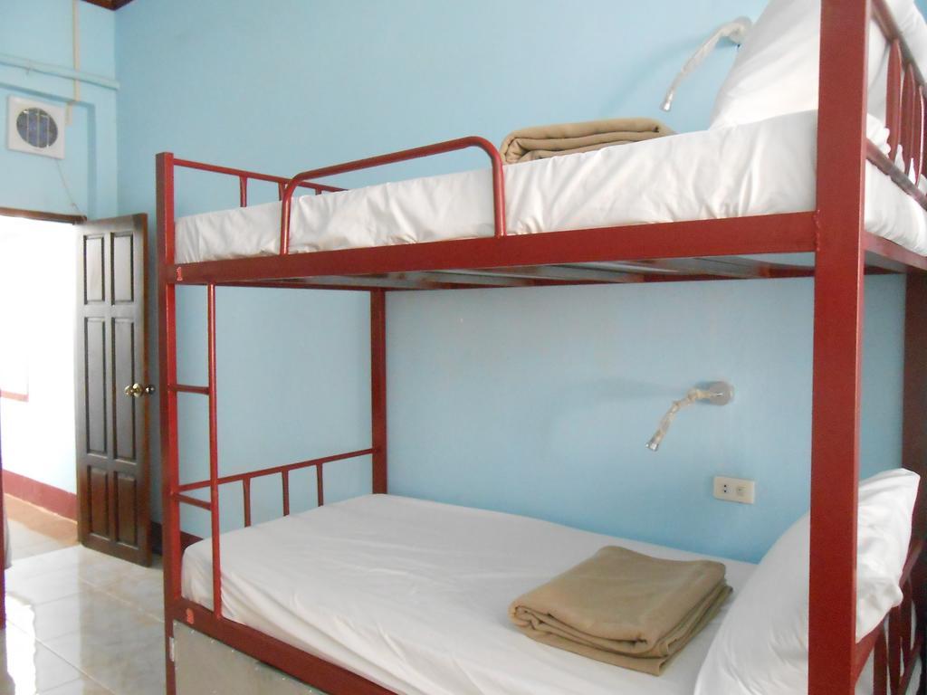 Lucky Backpacker Hostel Вьентьян Номер фото